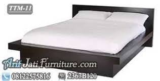 Desain tempat tidur kayu pertama yang bisa kamu coba adalah dengan bentuk lengkung yang menjadi headboard tempat tidur minimalis ini sangat ergonomis sesuai bentuk sandaran tempat tidur itu sendiri. Tempat Tidur Kayu Minimalis Dipan Minimalis Modern Arif Jati Furniture