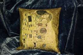 La nostra sartoria ci racconta come realizzare un cuscino natalizio in pochi passi. Vendita Arazzo Cuscino Il Bacio Klimt Arazzi Moderni