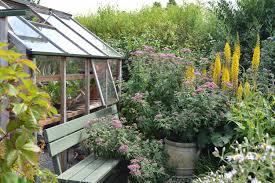 Gartenräume mit unterschiedlichen bepflanzungen, skulpturen, gartenarchitektur, sitzgelegenheiten. Kalender De Tuinen Van Appeltern