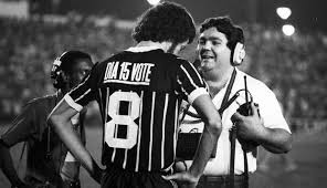 Página inspirada no ídolo doutor sócrates, sempre postando curiosidades e notícias do timão. A Democracia Corinthiana