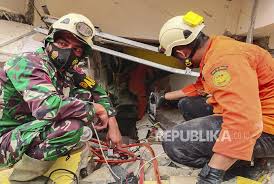 Gempa ini kita kategorikan gempa dangkal, karena magnitudo sangat besar jadi sangat dirasakan di permukaan, ujar dwikorita saat jumpa pers secara virtual, jumat (15/1/2021). Drpcny2o0gpw7m