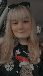 What are Mona's bangs called?