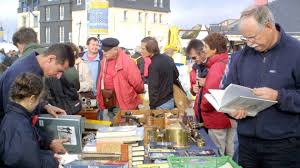Photo À Arzon le marché du livre ancien et du vinyle s'installe tout l'été au ...