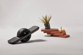 The onewheel pint is one of the most unique personal electric vehicles but it's range is limited. Onewheel Pint Is A Mini Portable One Wheeled Skateboard For Novices