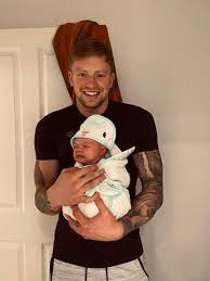 Birbirine aşık ve masanın üzerine kafalarını dayayıp el ele tutuşan rosromantik bir genco çift ve onların çevresindeki kızlı. Adam Peaty Mbe On Twitter Babies Grow A Lot In 6 Weeks So Happy To Be Home
