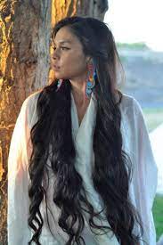 The men of the pueblo tribe cut their hair short across the forehead like the modern fringe and knotted it into a club at the back. Pin By Jessebetancourt On Indios Native Native American Girls American Indian Girl Native American Women