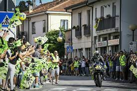 Découvrez en ligne la sélection de marchandise originale valentino rossi contribuez aux activités caritatives de la municipalité de tavullia, qui a toujours été spéciale pour valentino rossi et vr46. Motogp Valentino Rossi Rast Mit Yamaha M1 Durch Tavullia
