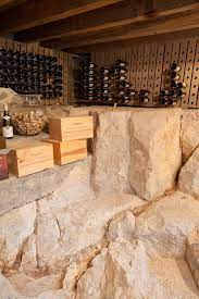 Les conditions de stockage et l'atmosphère y sont particulièrement régulées. Fabriquer Une Cave Vin Mediterraneen Cave A Vin With Roche Apparente Decoration De La Maison Et Des Idees De Design D Interieur Dwgw2 Cave A Vin Vin Cave