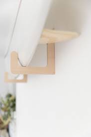 Des vis transparentes sont vendues avec pour lier le skate à l'accroche, permettant ainsi d'être quasi invisible. Support De Planche De Surf En Bois De Bouleau Fabrication Francaise