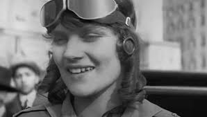 C'era una donna che ha girato il mondo su una Ford, oggi la protagonista è  Lexie Alford, l'influencer che eredita lo scettro