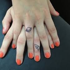 Petit Tatouage Sur La Main Petit Tatouage Un Tattoo Oui Mais Discret Elle
