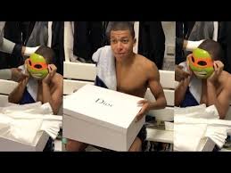 Psg teammates think kylian mbappe looks like donatello from teenage mutant ninja turtles. Mbappe Was Trolled By Thiago Silva With Turtle Mask Donatello Turtle Ninjas Coub The Biggest Video Meme Platform