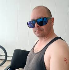 Song is “My Sister's Brother” by Biscuit Beats 🤠