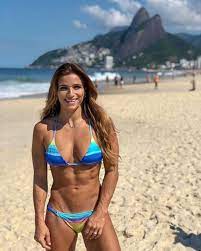 Join facebook to connect with jàde barbosa and others you may know. Jade Barbosa Exibe Abdomen Superdefinido Em Dia De Praia Quem Quem News