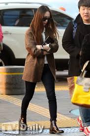 Trong loạt ảnh mới đăng tải trên mạng xã hội cá nhân instagram của mình, krystal, solar (mamamoo), lisa ( blackpink ) tự tin khoe nhan sắc . Airport Fashion F X Krystal Korean Airport Fashion Korean Fashion Krystal Jung Fashion