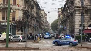In particolare, il rapinatore, dopo essere entrato in un istituto di credito in zona flaminio, si era avvicinato alle casse e, con un taglierino in mano, aveva chiesto agli impiegati di aprire la cassaforte. Rapina In Banca A Milano La Polizia Circonda L Agenzia Di Credit Agricole La Banda In Fuga Da Un Buco Nel Muro La Repubblica