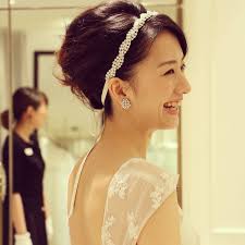 おしゃれ ウエディングドレス リボンカチューシャを使った髪型22選 結婚式準備はウェディングニュース ウェディング ヘアスタイル ウェディング カチューシャ ウェディングドレス 髪型 ティアラ