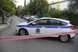 Σύμφωνα με κάτοικους της περιοχής οι πυροβολισμοί κατέληξαν στο διαμέρισμα του τρίτου ορόφου πολυκατοικίας. Pyrobolismoi Se Polykatoikia Ston Alimo