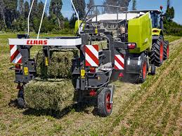 Elle chante une belle chanson française. Presses Claas