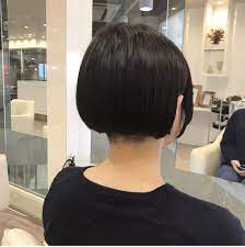 サロンスタイル 前下がりボブ 刈り上げ やりたいイメージの画像を持ってきてくれました 襟足は刈り上げしてあります 刈り上げをチラ見せするぐらいの長さがポイント 襟足は髪が密集してるので刈り上げをする事で 髪のおさまりが良くなります