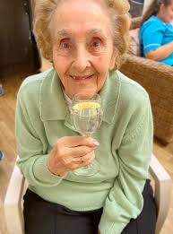 Question Is gin acceptable for tea 🤣🤣 does the lemon flavouring and slice  count as ya 5 a day 🤣🤣