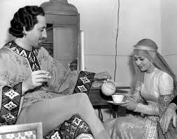 Basil Rathbone And Olivia De Havilland Taking A Break On The Set Of The Adventures Of Robin Hood In 2020 Olivia De Havilland De Havilland Classic Movies