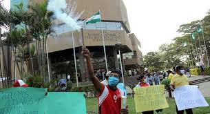 Desde entonces ha tenido diversos empleos como palacio de la audiencia, ministerio de ultramar o ministerio de estado. Una Caravana De Agricultores Pide Que Se Autoricen Transgenicos En Bolivia