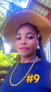 De Queen en de Botol Basi: Een Verkenning in Suriname