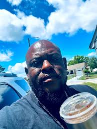 Kiwi Watermelon Lemonade Refresher tastes like a green jolly rancher!!! 🥝 