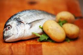 In ultimo una spolverata di prezzemolo tritato. Filetto Di Orata In Crosta Di Patate Padelle Volanti