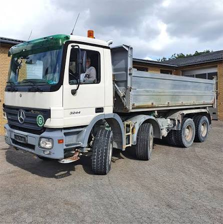 Mercedes Benz 3244K-2004 Cab & Chassis Truck