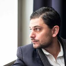 HVEM ER DU, LUKE ELLIOT?