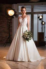 Was ergeben ein sommer auf dem lande, ein armer schlucker, der sich in eine reiche göre verliebt, plus der ewige zwist. Prinzessin Brautkleid Koln Mit Anna Moda Koniglich Heiraten