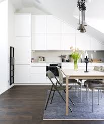 Regal Fur Dachschrage Den Platz Optimal Ausnutzen Kuche Dachschrage Wohnung Kuche Moderne Weisse Kuchen