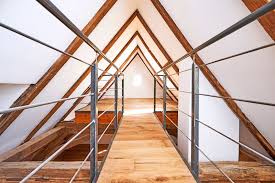 Auch Das Dach Wird Genutzt Als Galerie Die Uber Eine Massgeschneiderte Wendeltreppe Erreichbar Ist Dachbodenausbau Treppe Dach Dachboden Renovierung