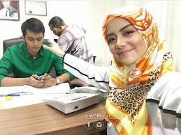 Nadzhan sering membuli tasneem tetapi selepas beberapa ketika, benci bertukar menjadi cinta.hubungan mereka menjadi rumit apabila bapa dan ibu mereka bakal berkahwin dan menjadikan. Download Meh Sandar Pada Aku