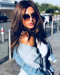 Therealfouz Fouz Alfahad فوز الفهد كويتيات كويتية بنات الكويت الجمال الكويتي فاشتيستا Stylish Kuwaiti Girls Fashionista Cute Outfits Girls With Glasses Fashion