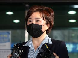 국민의힘 조수진 의원이 더불어민주당 고민정 의원을 비판하면서 산 권력을 등에 업은 조선시대 후궁에 빗대 논란이 되고 있습니다. ê³ ë¯¼ì • í›„ê¶ ë°œì–¸ ì´ê±´ ëª» ì°¸ê² ë‹¤ ì¡°ìˆ˜ì§„ ëª¨ìš•ì£„ë¡œ ê³ ì†Œ ì¡°ì„ ì¼ë³´