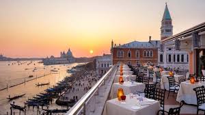 From beachside landmarks such as santa monica's famous pier, venice's iconic muscle beach, malibu's stunning shorelines, and the getty villa, la offers a variety of beachfront restaurants for those who enjoy eating with the smell. 7 Best Rooftop Bars In Venice 2021 Update