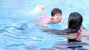 Belajar Berenang Di Kolam Renang Bersama Mamah Learn Swimming For Kids Youtube