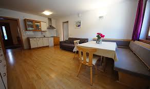 È composto da un salotto con cucina, 2 camere da letto, un bagno grande ed uno più piccolo, un ripostiglio ed un balcone che si affaccia alla piazza del paese. Appartamenti San Vigilio Di Marebbe Antersi