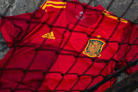 Partido entre dinamarca y finlandia por la eurocopa se reanudará este sábado. Fans Destrozan Al Artistico Uniforme De Espana Para La Eurocopa 2020 Fotos