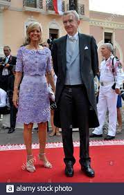 Biography and fun facts of bernard arnault. Franzosischer Unternehmer Bernard Arnault R Und Frau Helene Mercier Armault L Kommen An Der Place Du Palais Die Religiose Trauung Fur Monacos Furst Albert Ii Und Prinzessin Charlene Im Palast In Monaco 2