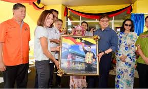 Bhd turut memberi insentif sebanyak rm100,000 kepada atlet itu. Pusat Akuatik Petra Jaya Kuching Kini Dikenali Pusat Akuatik Pandelela Rinong Malaysia Aktif
