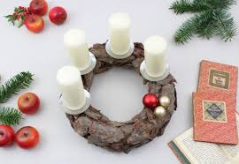 Modern mit sukkulenten, rosé und gold adventskranz selber machen: Naturlichen Adventskranz Mit Baumrinde Basteln Naturlich Deko