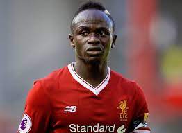 النجم المصري محمد صلاح قام بتهنئة زميله في ليفربول ساديو ماني عبر حسابه على انستغرام عارضا صورة نجم السنغال وهو يتسلم جائزة أفضل لاعب في القارة الإفريقية لعام. Ø³Ø§Ø¯ÙŠÙˆ Ù…Ø§Ù†ÙŠ ÙˆØ§Ù„Ø¯ÙŠ Ø¥Ù…Ø§Ù… Ù…Ø³Ø¬Ø¯ ÙˆÙŠØ¤Ù†Ø¨Ù†ÙŠ ÙƒÙ„ ÙŠÙˆÙ…