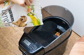 Read best automatic cat feeder reviews and pick one among wet cat food dispenser, timed cat feeder, feeder for multiple cats, microchip or wifi smart auto cat feeder models will automatically give your cat a meal once, twice or three times a day, depending on how often your cat eats. The Best Automatic Feeder For Cats And Small Dogs Reviews By Wirecutter