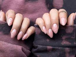Jetzt, wo du länger nicht mehr ins nagelstudio gehen kannst und dir fast minütlich die hände waschen musst, brauchen deine nägel besonders gute pflege. Manikure Fur Zuhause Im Winter Tragen Wir Nagellack In Marmor Optik Freundin De