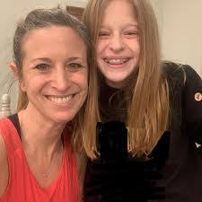 Araxee Ross's Instagram, Twitter & Facebook