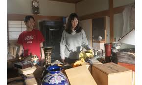 黒木華と青木柚が熱狂的なオタクに！？ペンライトを片手に踊り ...